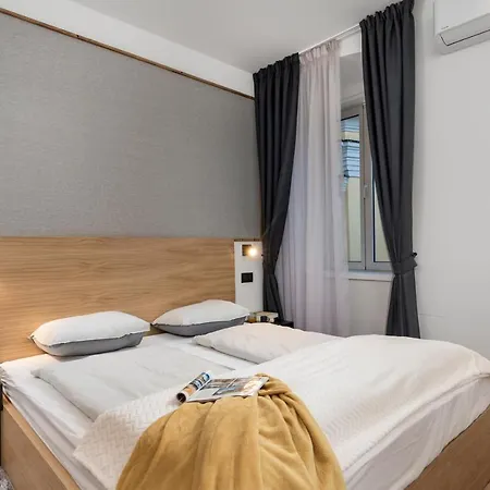 Deluxe Apartments & Rooms 