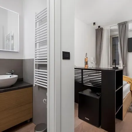 Deluxe Apartments & Rooms 