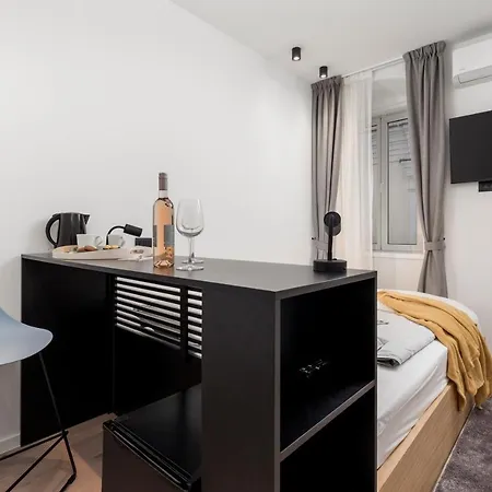Deluxe Apartments & Rooms 