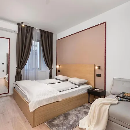 Deluxe Apartments & Rooms 