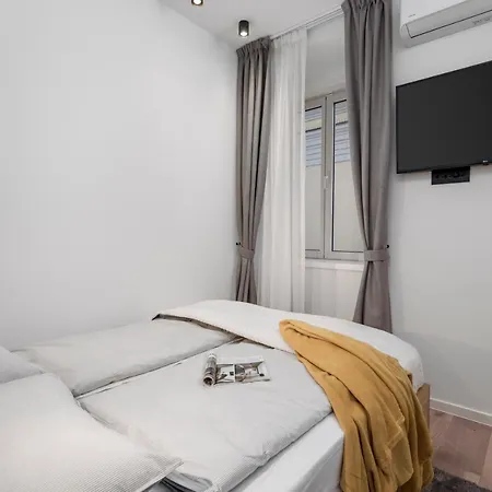 Deluxe Apartments & Rooms 